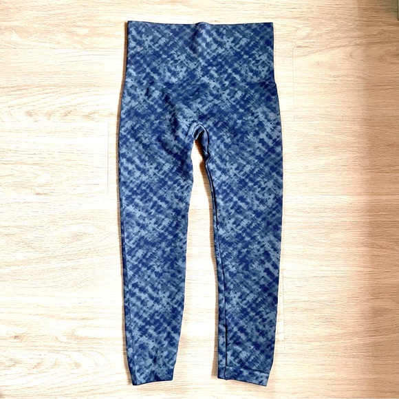 Spanx Look at Me Now Seamless Leggings In Indigo Watercolor Tie Dye Size M EUC - Picture 3 of 9